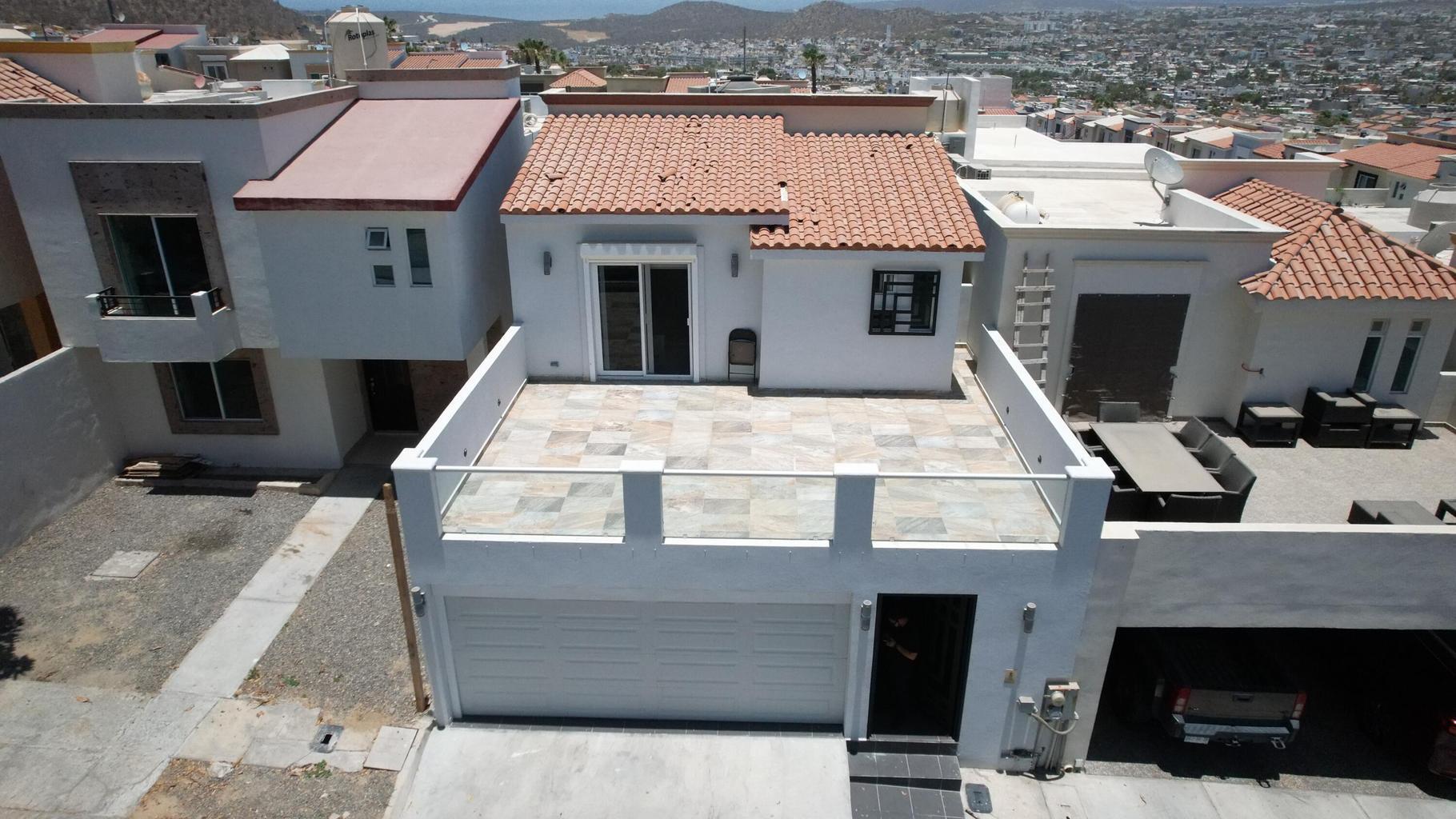 Cabo San Lucas Portales Te invito a conocer esta casa que esta disponible para venta. cuenta con 3 habitaciones, 2.5 baños, garage cerrado, una terraza amplia. cuenta con una espacio adicional que actualmente se usa como area de lavado en la segunda planta tiene una cisterna de 13,600 litros mas 1 tinaco de 2500ltsLA CASA SE VENDE EN PESOS MEXICANOS – 1608 LA BARCA, Cabo San Lucas, BS
